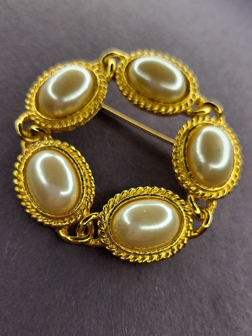 Gold-Tone Pearl Oval Link Brooch in Ivory